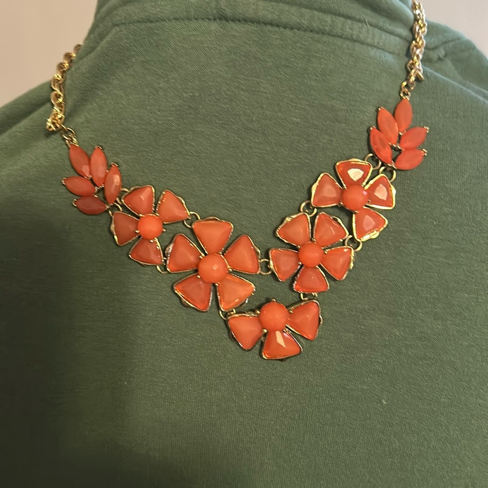 Beautiful vintage coral statement necklace 💋❣️
